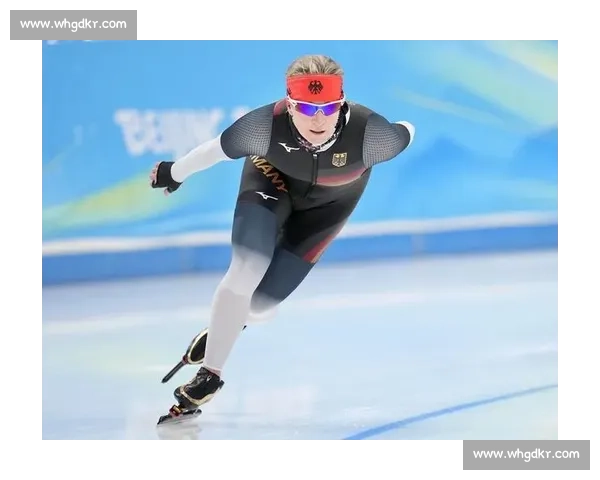 黑猩猩斯潘基:18 个月练成滑冰,5 年半舞台传奇 黑猩猩斯潘基:18 个月练成滑冰,5 年半舞台传奇